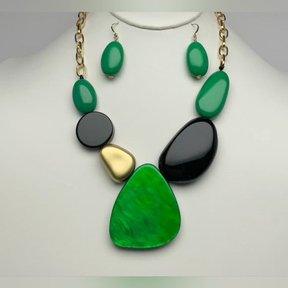 Reversible Green, Gold and Black Acrylic Necklace and Earrings Set - Apprx 13" - Picture 5 of 16